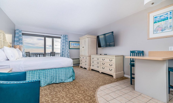 North Truro Apartment | Oceanfront escape with full kitchen, bay-view balcony, AC & firepit