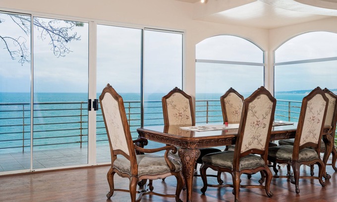 La Jolla Shores House | Oceanfront Estate on Cliff in La Jolla Cove