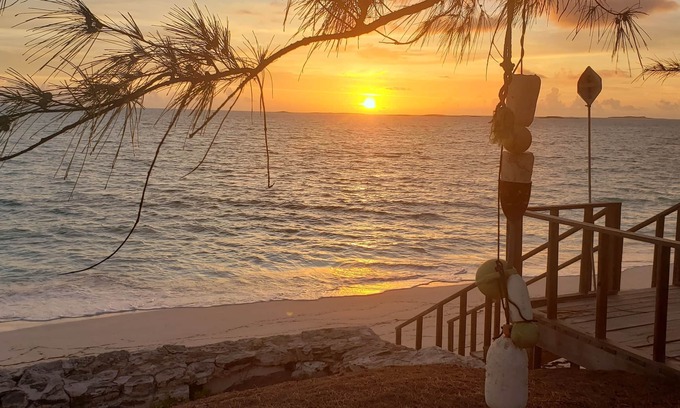 Great Exuma House | Oceanfront Exuma Retreat 2BR/2.5BA Secluded Beach Deck WiFi AC!