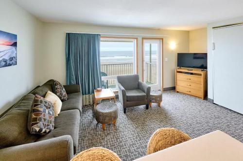 Lincoln City House | Oceanfront Family Suite - Full Kitchen - Beautiful Views and Pool & Hot Tub Access