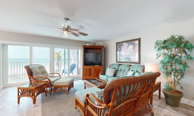 Indian Rocks Beach Condo | Oceanfront Gem w/Pool, Hot Tub & Stunning Views - Covered Parking