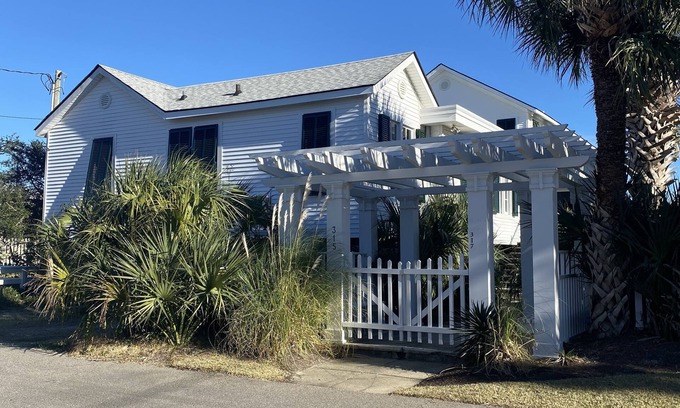North Carolina Coast Cottage | Oceanfront historic gem on great block