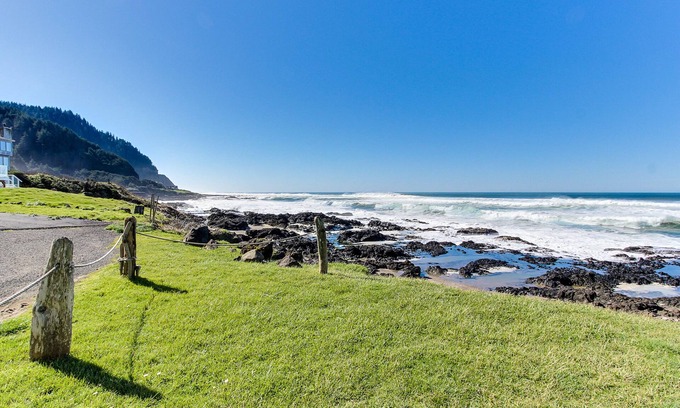 Yachats House | Oceanfront home with tidepools in the yard - short drive to the sand