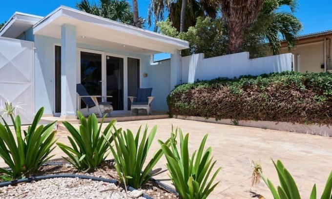 Malmok House | Oceanfront Honeymoon Suite - 5 min drive from all high rise hotels!