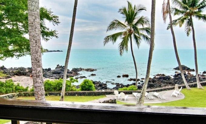 Honaunau-Napoopoo House | Oceanfront Hot Tub Kayaks Snorkeling Dolphins Gorgeous Location