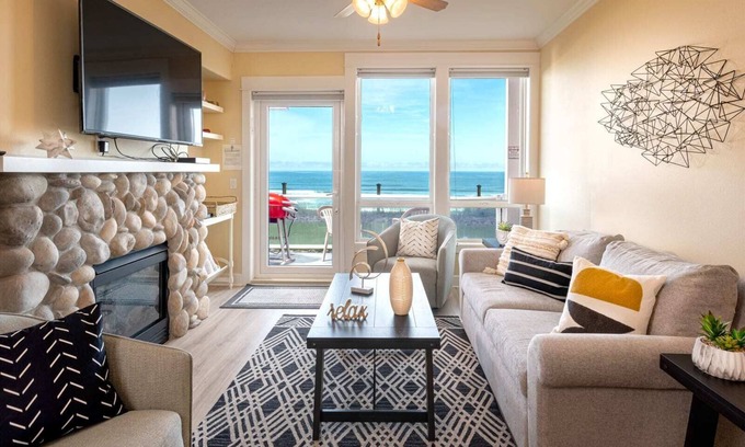 Lincoln City Condo | Oceanfront, Hot Tub, Onsite Pool | Flying Kites
