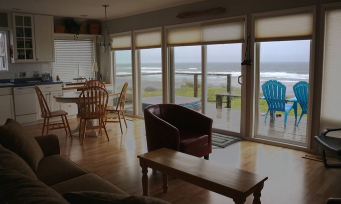 Roads End House | Oceanfront in Roads End - Spectacular Views! 4 Bedroom - With Hot Tub