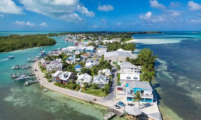 Spanish Wells House | Oceanfront Island Living Gather & Relax