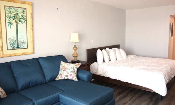 Myrtle Beach Condo | Oceanfront King Kitchenette Studio - Pet Friendly