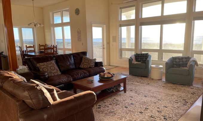 Cohassett Beach House | Oceanfront Living At Its Best, Exquisite and Modern Home 8 guests