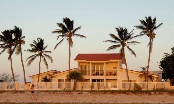 Malmok Villa | Oceanfront Luxury Malmok 5 Bedroom 6 Bath Villa