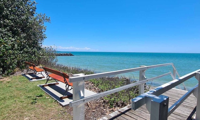 Urangan House | OCEANFRONT LUXURY TOWNHOUSE OPPOSITE THE BEST BEACH IN HERVEY BAY!