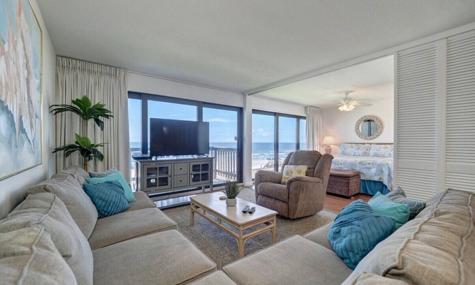 Corpus Christi Condo | Oceanfront Oasis: 2-Bedroom Condo Steps from the Sand!