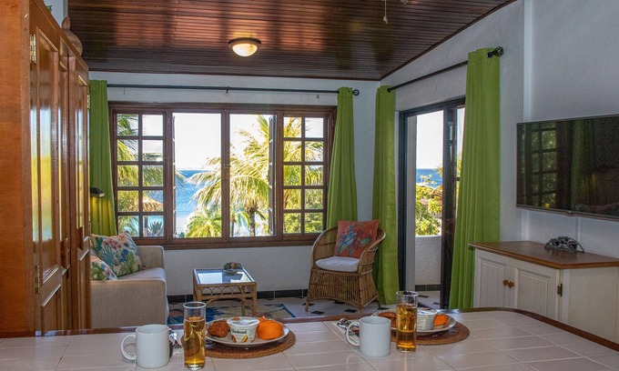 Hato Apartment | Oceanfront one bedroom apt in Cliff Haven Villa, divers paradise