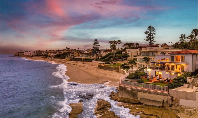 Beach Barber Tract House | Oceanfront Playa Vista La Jolla Pool + Coastal Luxe