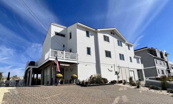 South Beach Haven House | OCEANFRONT! PRIVATE BEACH ACCESS. call 914-475-1235 Yr round RENTALS !