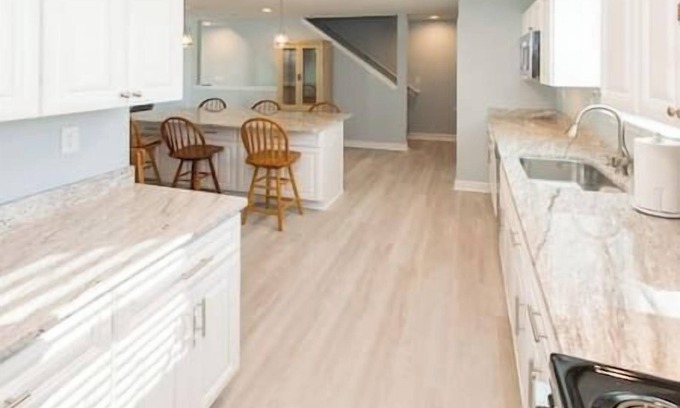 Northeast Virginia Beach Apartment | Oceanfront Resort 1B2 Beach 302