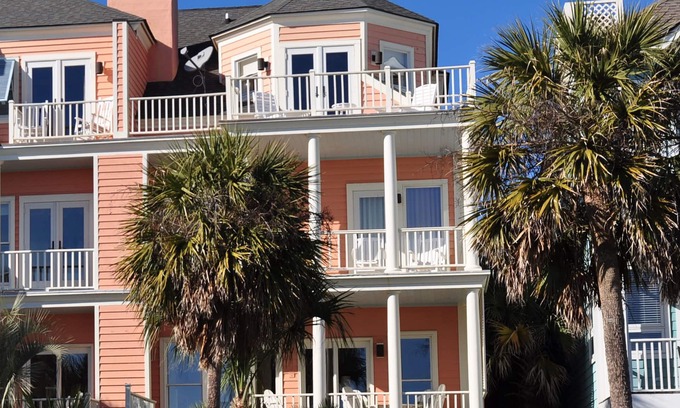 Isle of Palms House | OCEANFRONT/Sleeps 8/VISTA MARE/WILD DUNES/COMMUNITY POOL/ELEVATOR