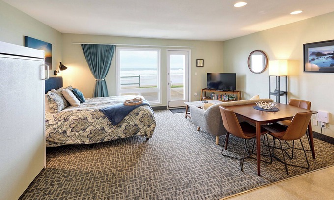 Lincoln City Condo | Oceanfront Studio - Ground Floor - Sleeps 4