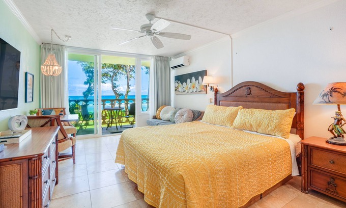 Wailua Apartment | Oceanfront Studio with AC | King Bed | Pool Access