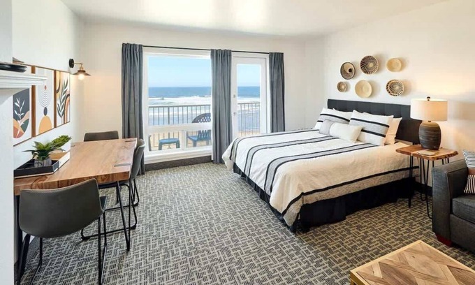 Lincoln City Condo | Oceanfront Suite - King Bed - Heated Indoor Pool & Hot Tub