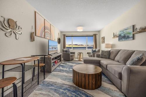 Lincoln City House | Oceanfront Suite - Top Floor - Sleeps 4 - Pool and Sauna