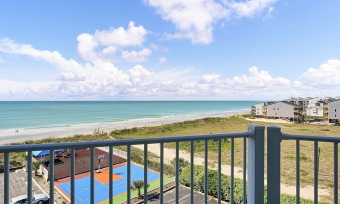 Sneads Ferry Condo | Oceanfront condo, community pool, beach access