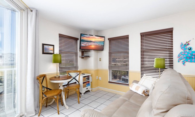 Sneads Ferry Condo | Oceanfront Charm at "The Crabby Paddy"