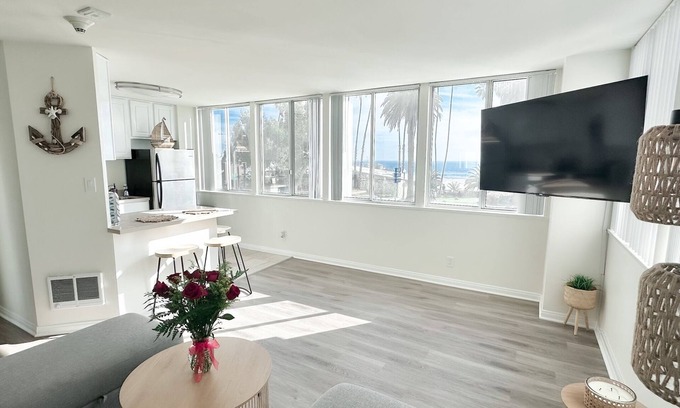 Downtown Bed & Breakfast | Oceanfront View Cabana only a few steps away from the iconic Santa Monica Pier!
