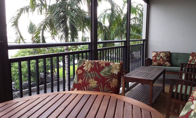 Historic Kailua Village Condo | Oceanfront with Endless Ocean View, Gorgeous sunsets, WiFi, and King Bed