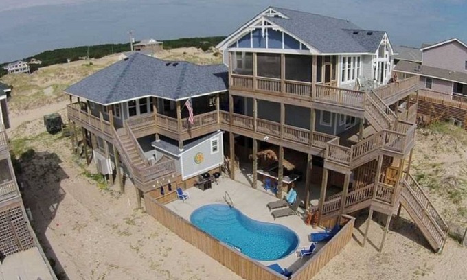 Carova Beach House | OceanfrontOasis w/Breathtaking Views! Pool w/TikiBar.Hottub.Guesthouse