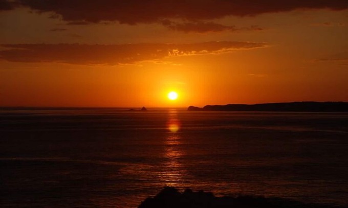 Sunderland Bay House | Oceans 180-Absolute ocean frontage, 2min walk to the beach, plus whale watching.