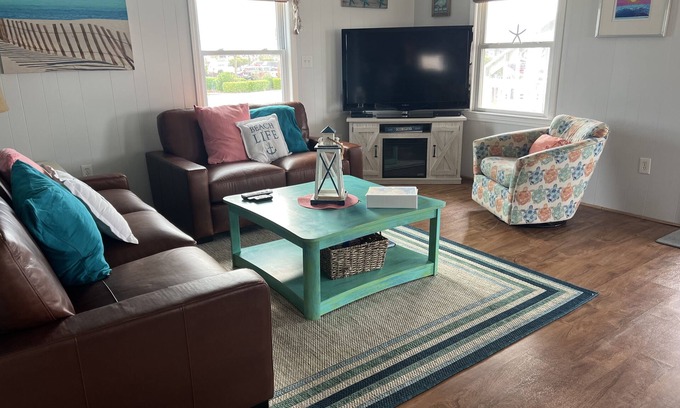 Kill Devil Hills House | Oceanside! Bright Beachy 3 BDRM Hot Tub Dog Friendly Walk to Beach WIFI