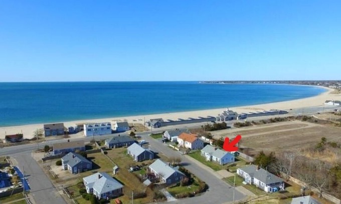 West Hyannisport Cottage | Oceanside Cottage condo next to beach 2bedroom 1bath for 4-6 people