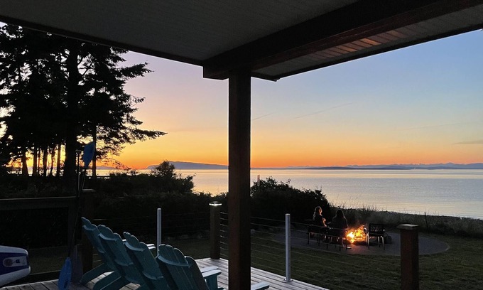 Regional District of Nanaimo House | Oceanside Hideaway with Hot Tub & Private Beachfront Access
