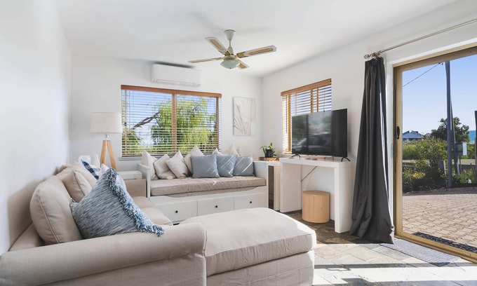 Peppermint Grove Beach Apartment | Oceanview Lodge by Peppy Beach Retreats® (5 Adults), Lodge