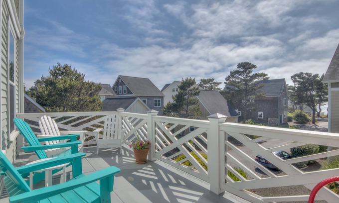 Lincoln Beach House | Oceanview, 3 Queen Suites, Hot Tub, Bella Beach Amenities, Easy Beach Access!