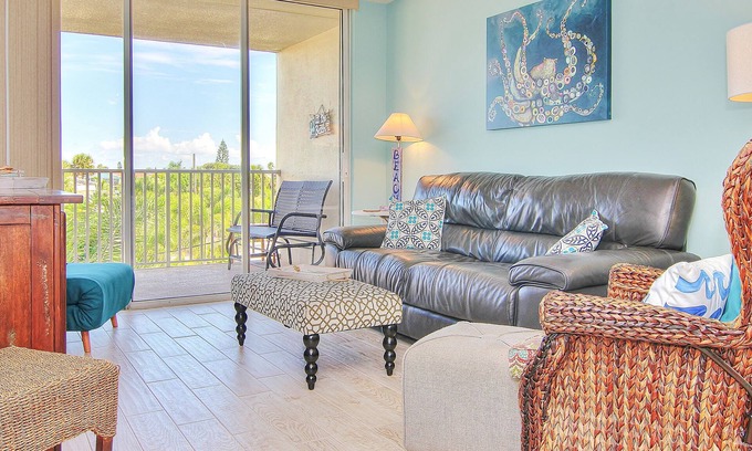 Indian Rocks Beach Condo | Oceanview condo with pool, central AC, WiFi, washer/dryer - snowbirds welcome