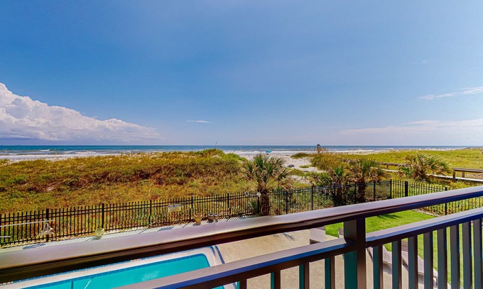 Jacksonville Beach Condo | Oceanview condo with pool, beach access, jetted tub, W/D, & AC