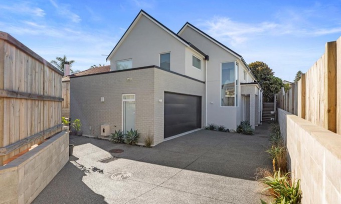 Mount Maunganui House | Oceanview Magic - Mount Maunganui Holiday Home