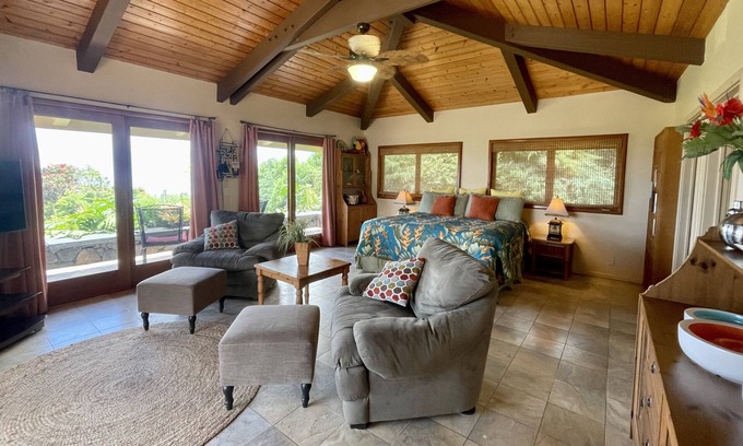 Captain Cook House | Oceanview, private pool, 5 acres of avocados! Gorgeous coffee district jewel!