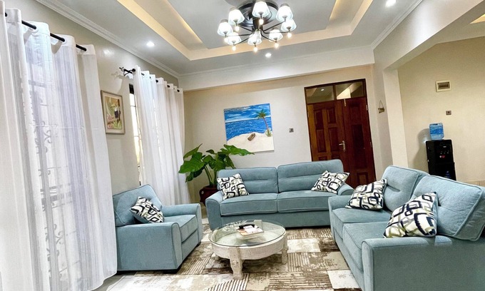 Bamburi Apartment | Oceanview Zuri Penthouse-Meters from the beach