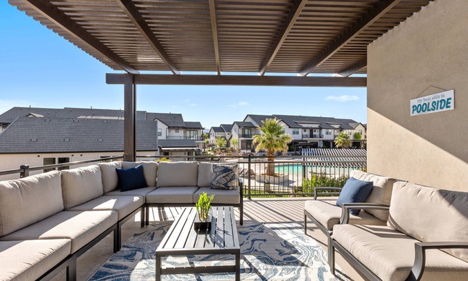 Ivins House | Ocotillo Springs Resort 18| Sleeps 18 people, Arcade Game, Grill, and Community Amenities