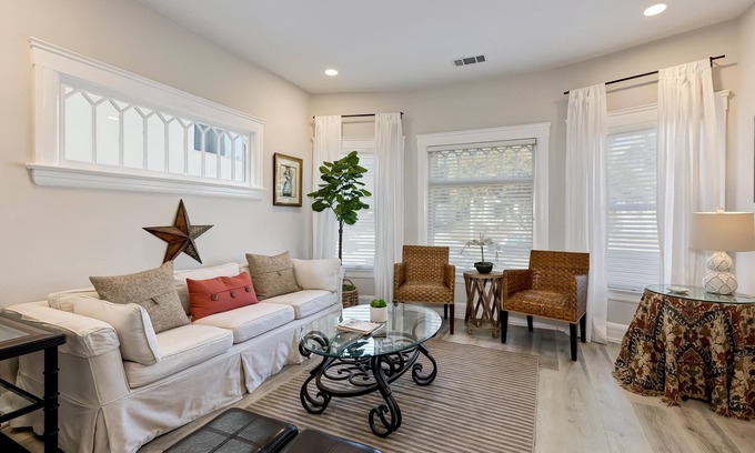 Ocean Park House | Oct. discount !Steps to Beach! Santa Monica/Venice Beach House. Large yard.