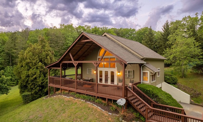 Wears Valley Cabin | October-November Sale - Mountain view, theater, game room & hot tub near park!