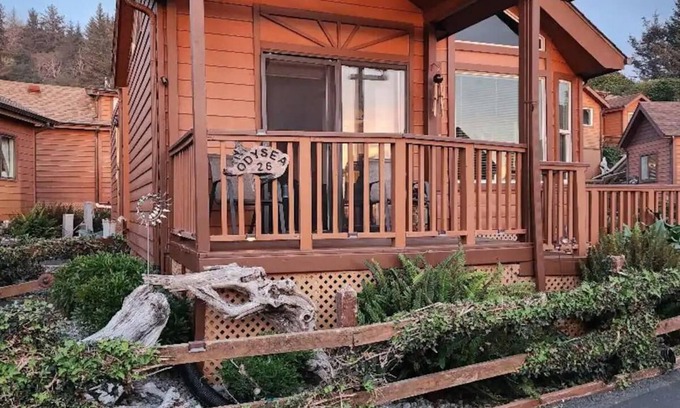 Smith River Cabin | Odysea Modern Ocean Cabin 26 w/Jacuzzi & Modern Decor (Private Beach Owned by White Rock Resort)