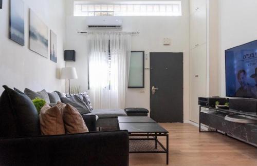 Jaffa Apartment | Ofek's place - NOGA