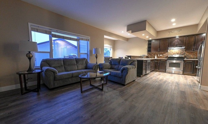 Grande Prairie House | Office | Fast WIFI | Smart TV | Garage | Long Stay