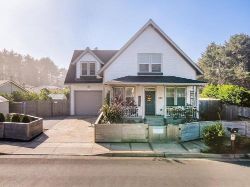 Nelscott House | Ohana Beach Park - Hot Tub, Billiards, Fire Pit & Beach Access