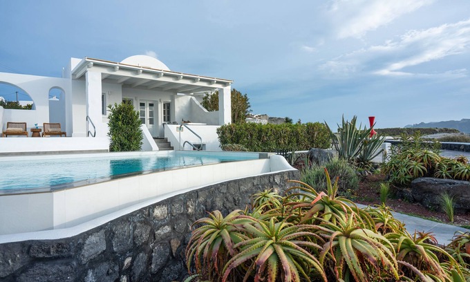 Oia Villa | OIASUNSETVILLAS-villaDIAMOND - Private Pool & Private Outdoor Heated HotTub/Spa